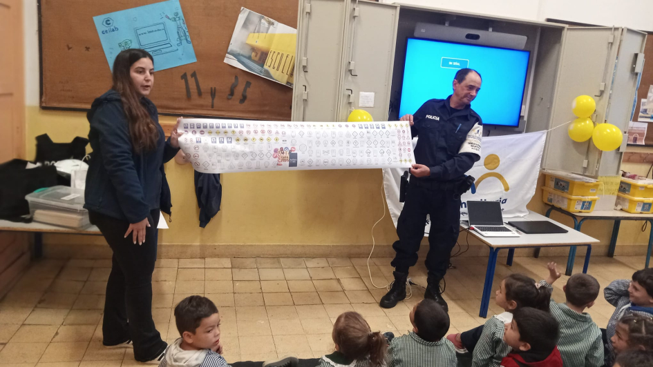 Policías enseñando señales de tránsito 