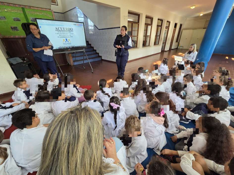 Funcionarias dando el taller 