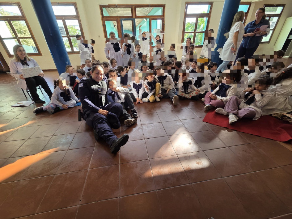 Foto grupal con niños y funcionaria