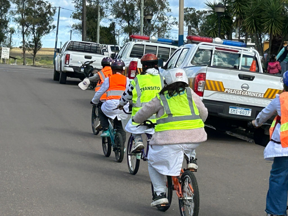Niños en bicicleta con medidas de seguridad Niños en bicicleta con medidas de seguridad