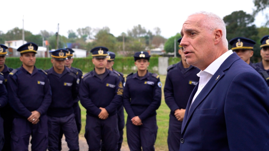 Ministro del Interior saluda a los cadetes