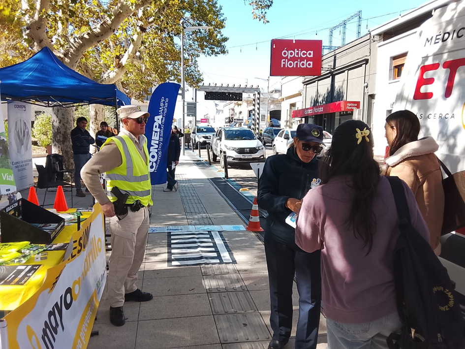 Policía entregando folleto Policía entregando folleto