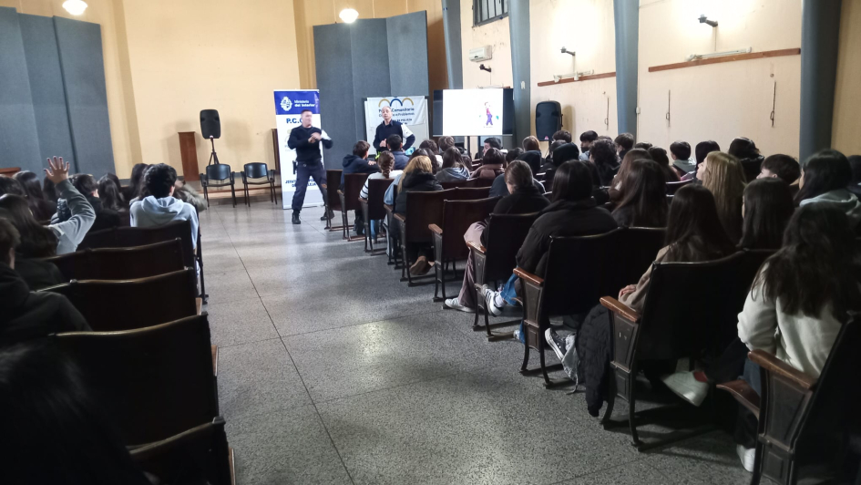 Policías brindando taller a estudiantes Policías brindando taller a estudiantes