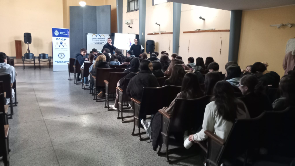 Policías brindando taller a estudiantes Policías brindando taller a estudiantes