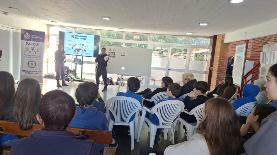 Policías brindando taller a estudiantes Policías brindando taller a estudiantes