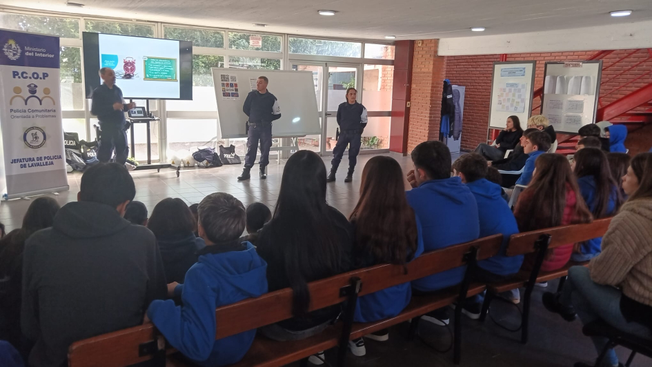 Policías brindando taller a estudiantes Policías brindando taller a estudiantes