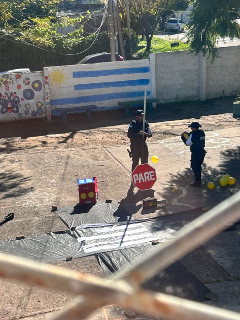 Policías dando el taller Policías dando el taller