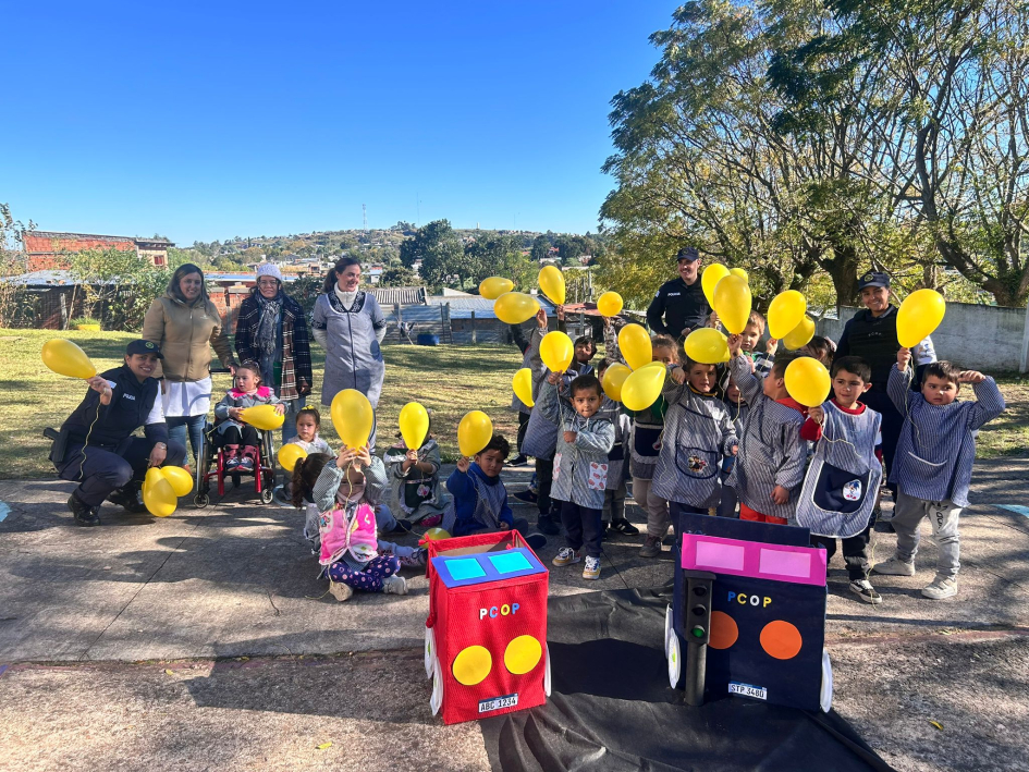 Foto grupal de niños con globos amarillos Foto grupal de niños con globos amarillos