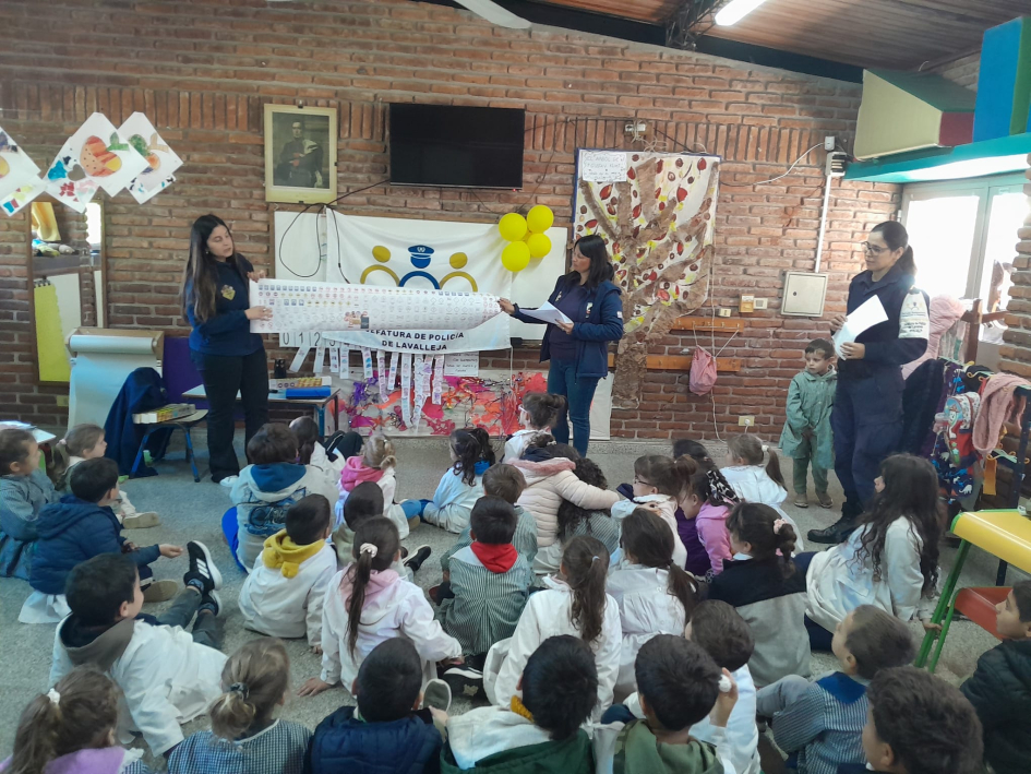 Policías explicando las señales de tránsito Policías explicando las señales de tránsito