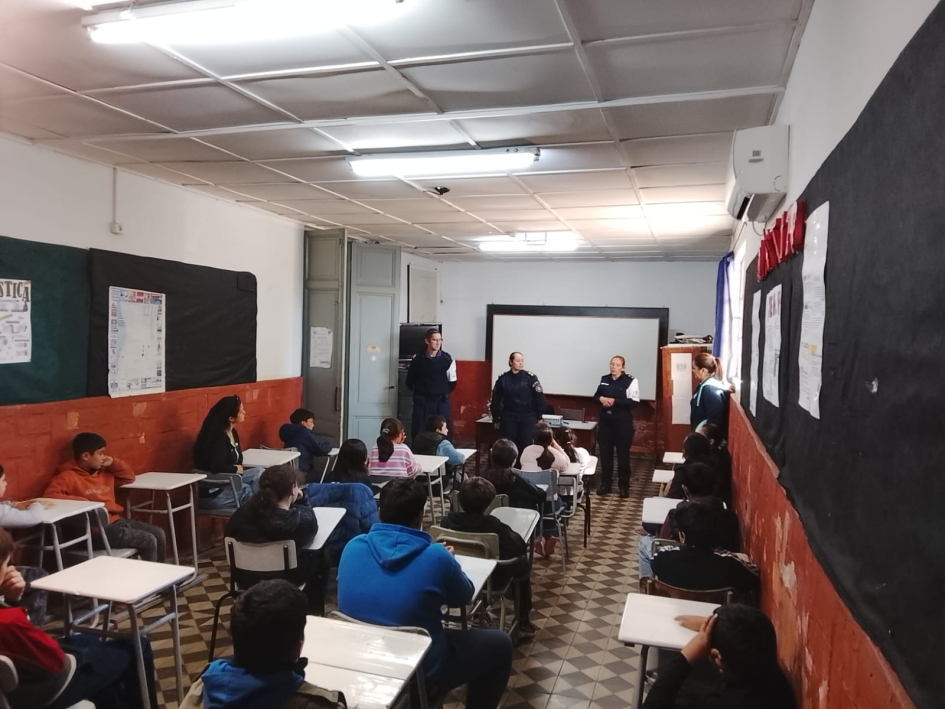 Policías dictando taller Policías dictando taller
