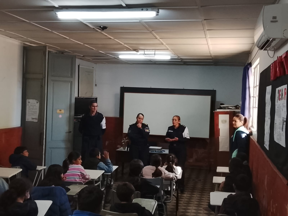 Policías dictando taller Policías dictando taller
