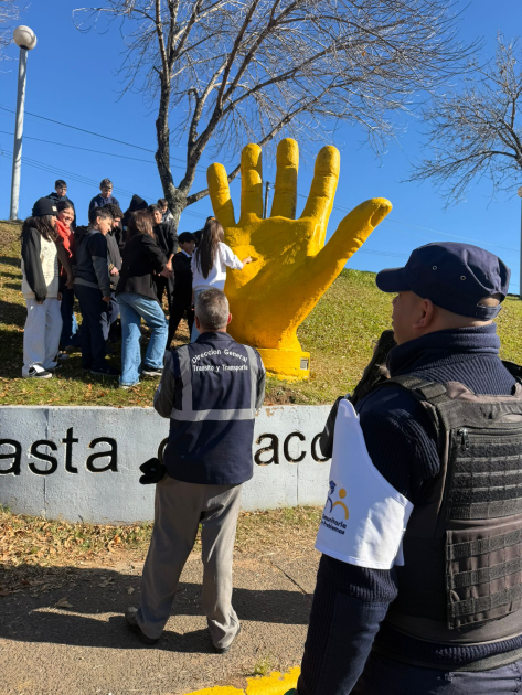 Alumnos pintando la mano 