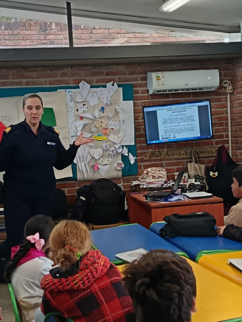 Charla a alumnos de 5° y 6° año de Escuela 19 durante charla PCOP