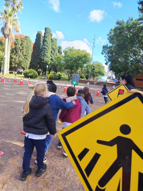 Niños en el circuito caminando Niños en el circuito caminando