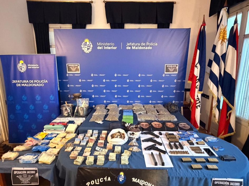 Sustancia, dinero y armas incautado durante allanamiento el 21 de mayo