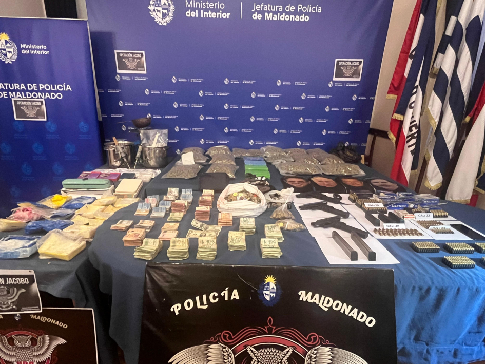 Sustancia, dinero y armas incautado durante allanamiento el 21 de mayo