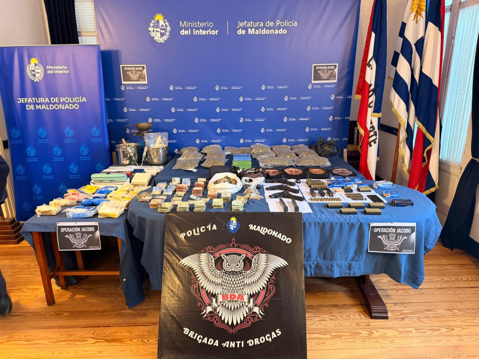 Sustancia, dinero y armas incautado durante allanamiento el 21 de mayo