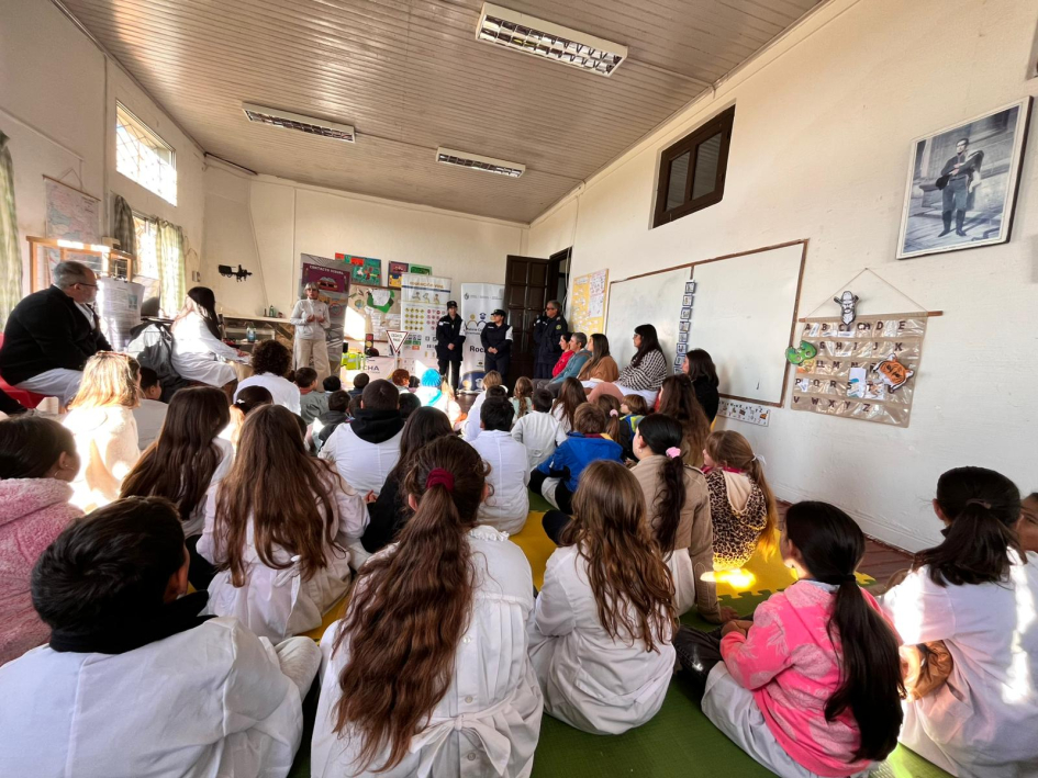 Alumnos en el taller brindado por Policías 