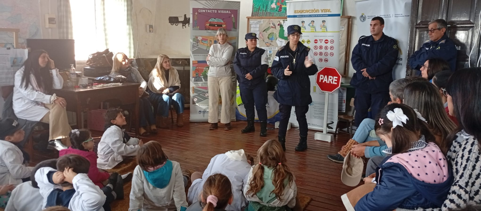 Alumnos en el taller brindado por Policías 