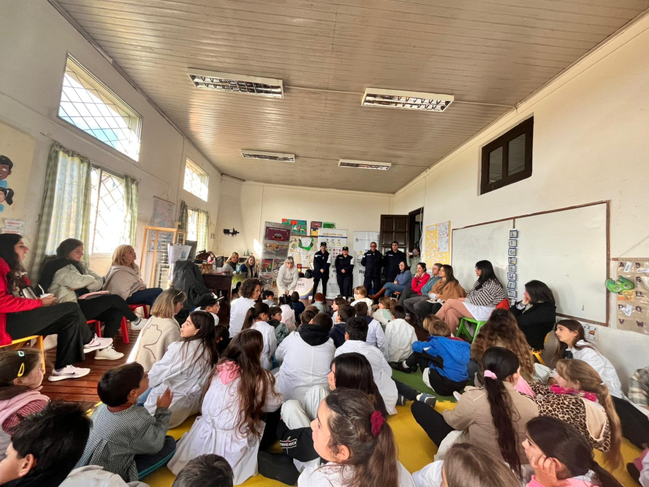 Alumnos en el taller brindado por Policías 