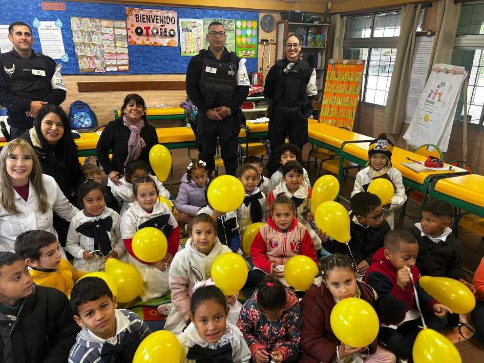 Foto grupal con niños y niñas con globos amarillos Foto grupal con niños y niñas con globos amarillos