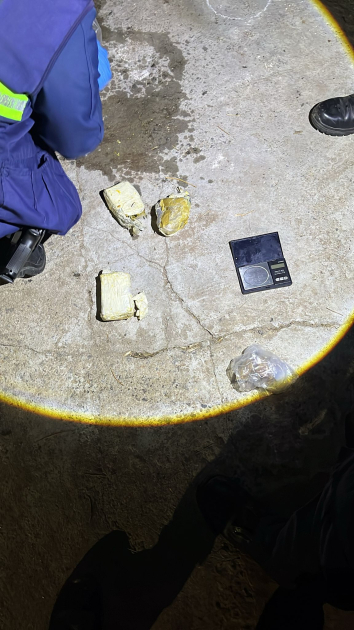 Personal policial documenta sustancia incautada y balanza digital durante operativo antidrogas.