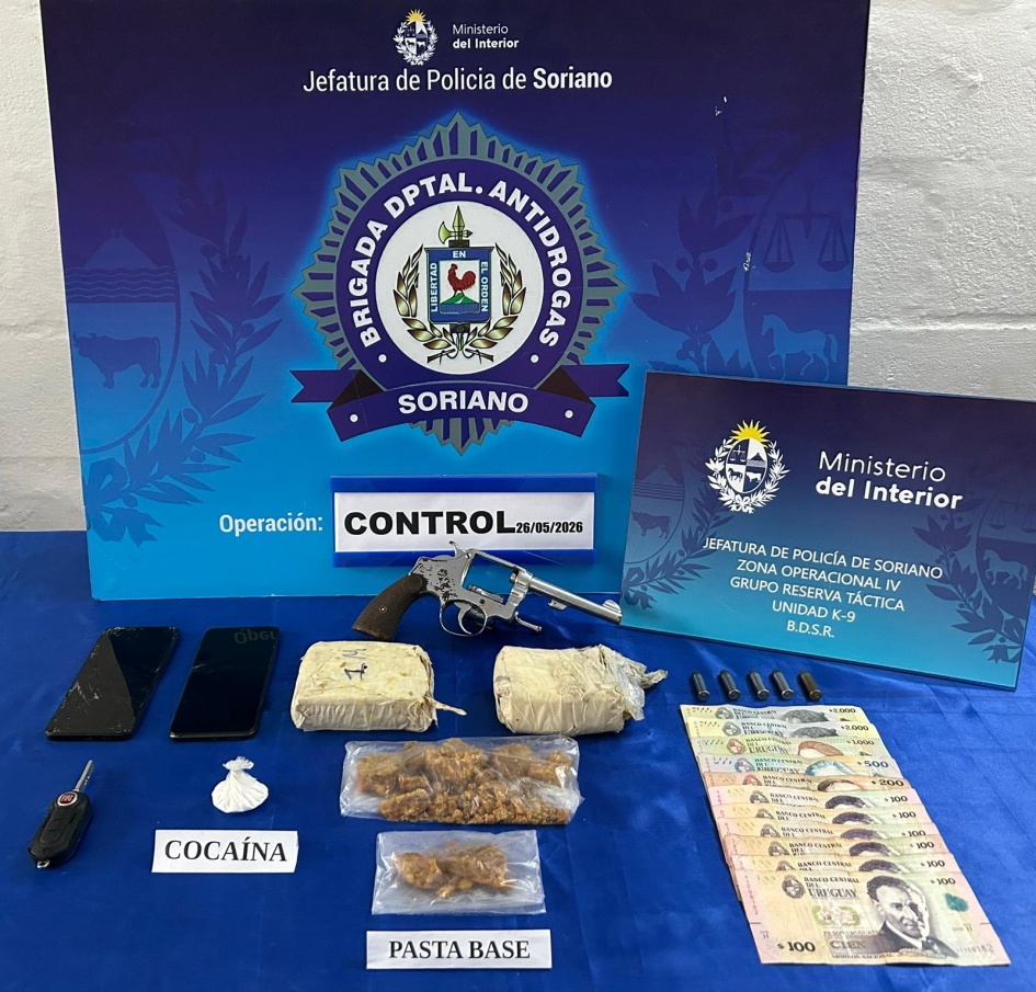 Arma, municiones, droga, dinero y celulares incautados en operativo policial en Soriano.
