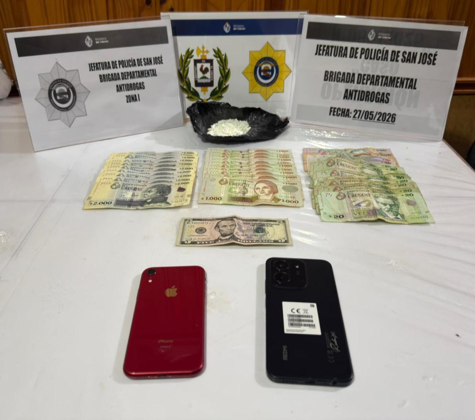 Mesa de evidencias con la sustancia y los objetos incautados