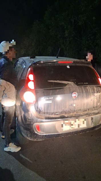 Personal policial inspecciona vehículo y realiza actuaciones durante operativo en vía pública.