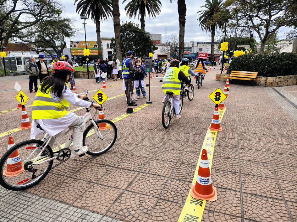 Niños durante jornada de mayo amarillo en Maldonado