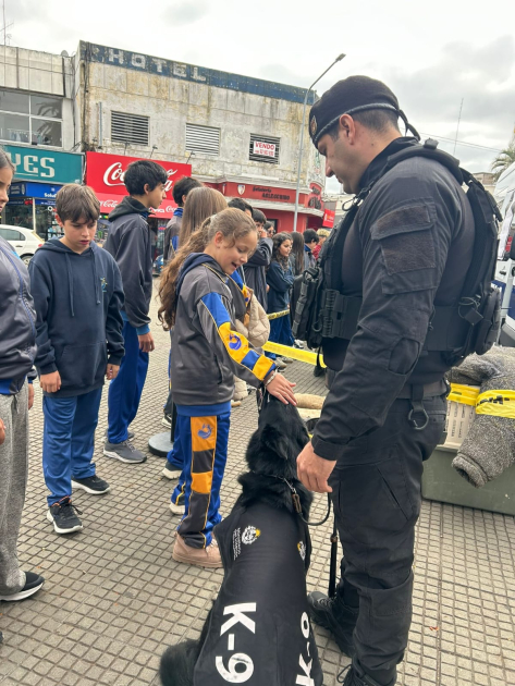 Personal policial del plantel de perros, durante jornada del mayo amarillo