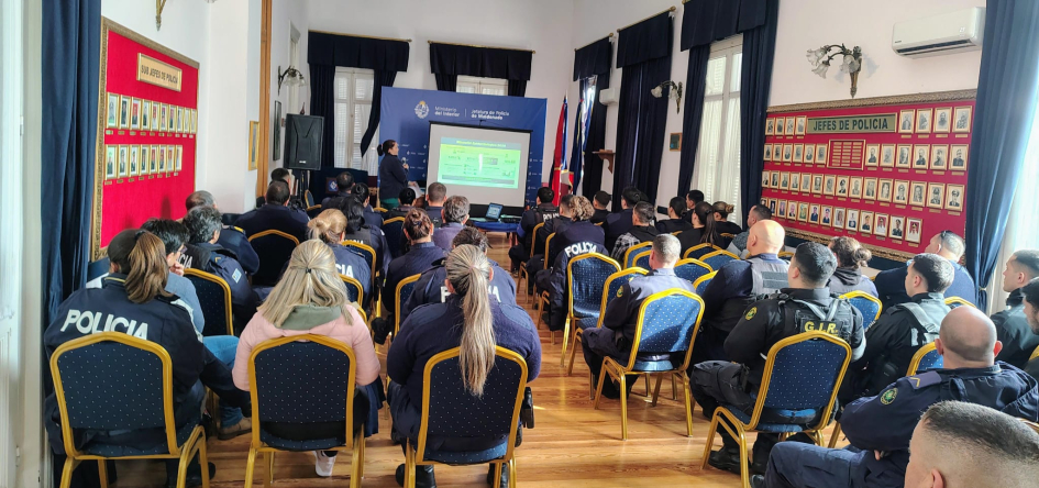 Se brindó charla sobre prevención de tuberculosis y enfermedades infectocontagiosas Personal policial durante charla de capacitacion