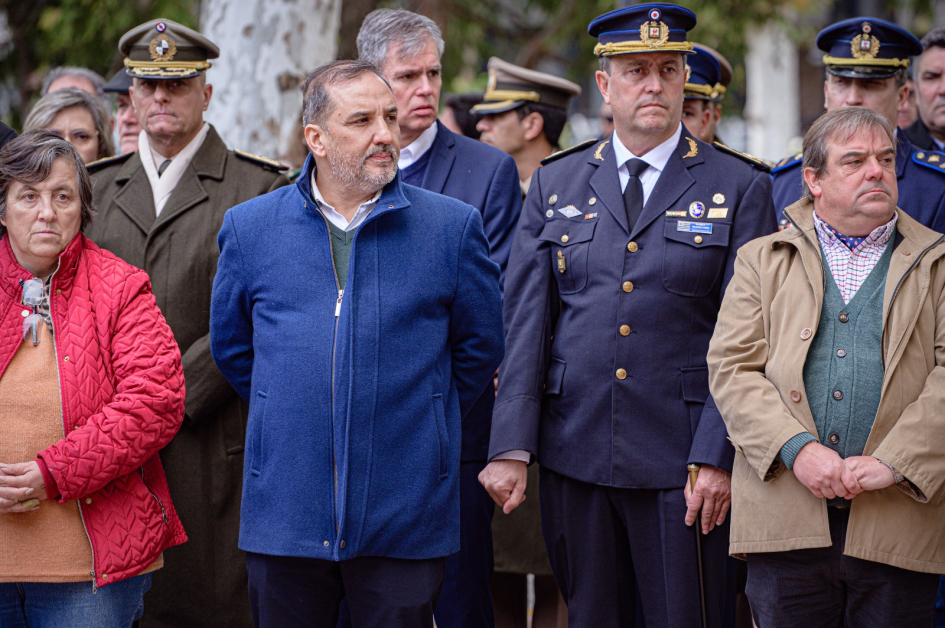 Jefe de Policía departamental y otras autoridades durante el acto Jefe de policía junto a otras personas