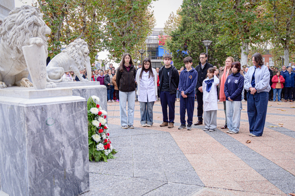Autoridades departamentales y estudiantes colocaron ofrenda floral en monumento Autoridades y niños observando la ofrenda floral colocada en la Pirámide a la Paz de Abril de 1872