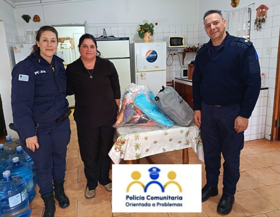 Entregando donaciones del Rotary Club al Hogar de Ancianos Entrega de donaciones a Hogar de Ancianos