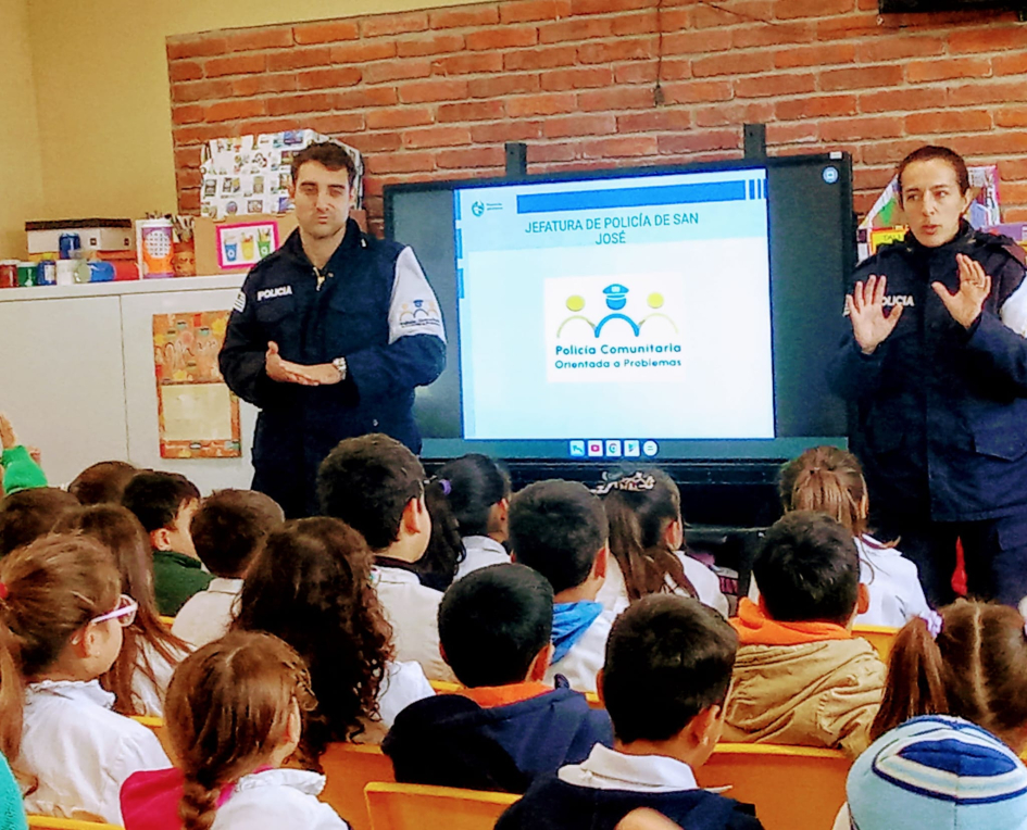 Alumnos en los talleres Alumnos en los talleres