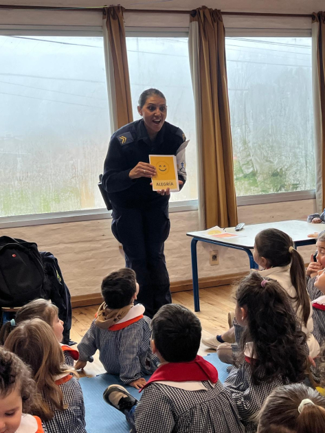 Policía con una tarjeta con la palabra "alegría" Policía con una tarjeta con la palabra "alegría"