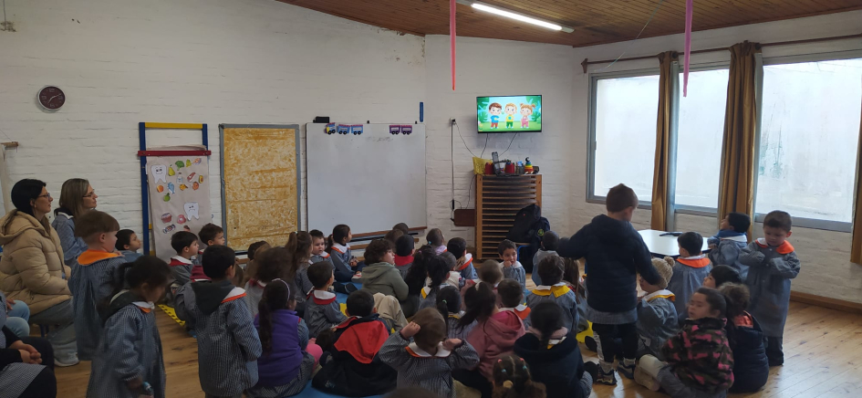Niños mirando video sobre emociones Niños mirando video sobre emociones