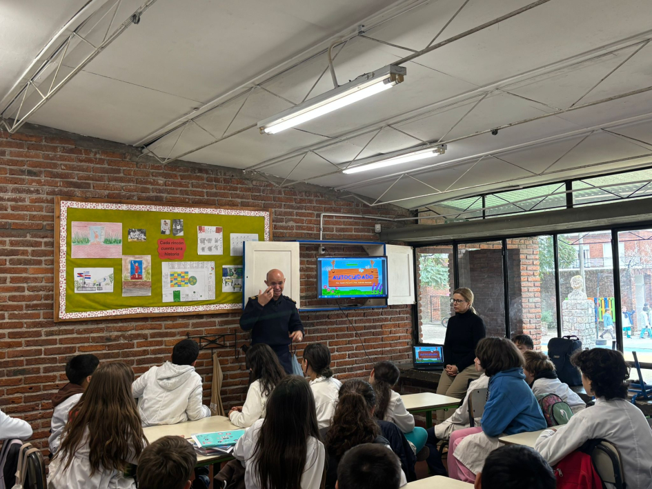 Charla a escolares en Escuela 8 de San Carlos Niños durante charla de autocuidado