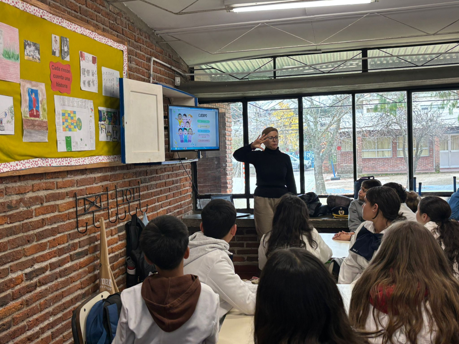 Charla a escolares en Escuela 8 de San Carlos Psicologa explicandole a los niños sobre autocuidado