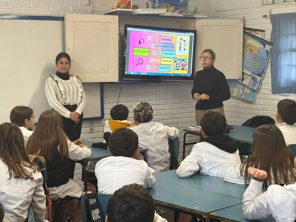 Charla a escolares en Escuela 8 de San Carlos Niños escuchan atentamente durante una charla en su escuela