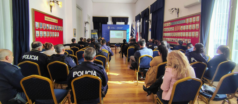 Taller de Prevención y Sensibilización de la Conducta Suicida. Policias de Maldonado durante el taller