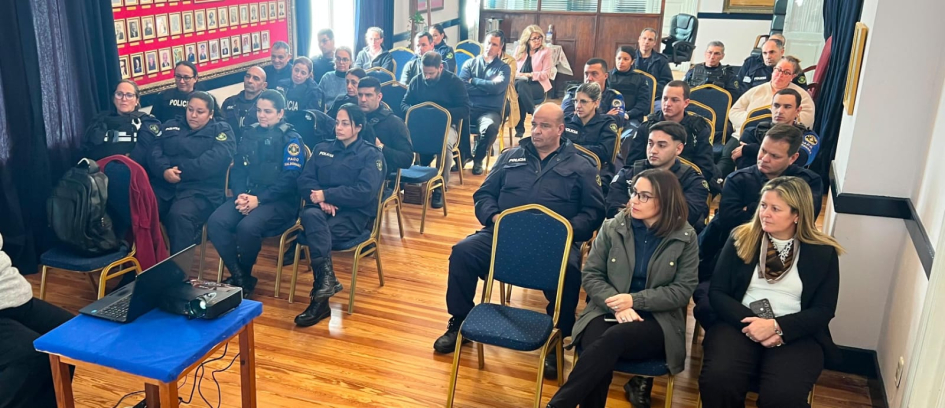 Taller de Prevención y Sensibilización de la Conducta Suicida. Policias de Maldonado durante el taller