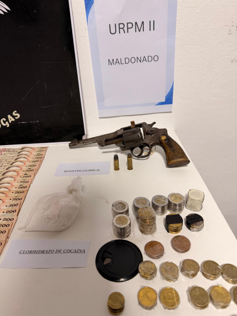 Sustancia estupefaciente, arma de fuego y dinero Incautadado a Hugo Martinez Froz Detalle de lo incautado