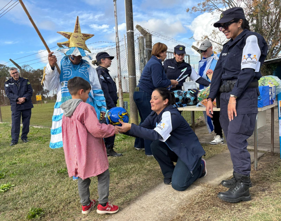 "Un aliento celestito", Policias de PCOP con alumnos de la Escuela No. 85.