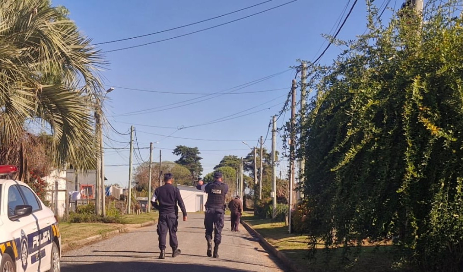 Policías recorriendo 