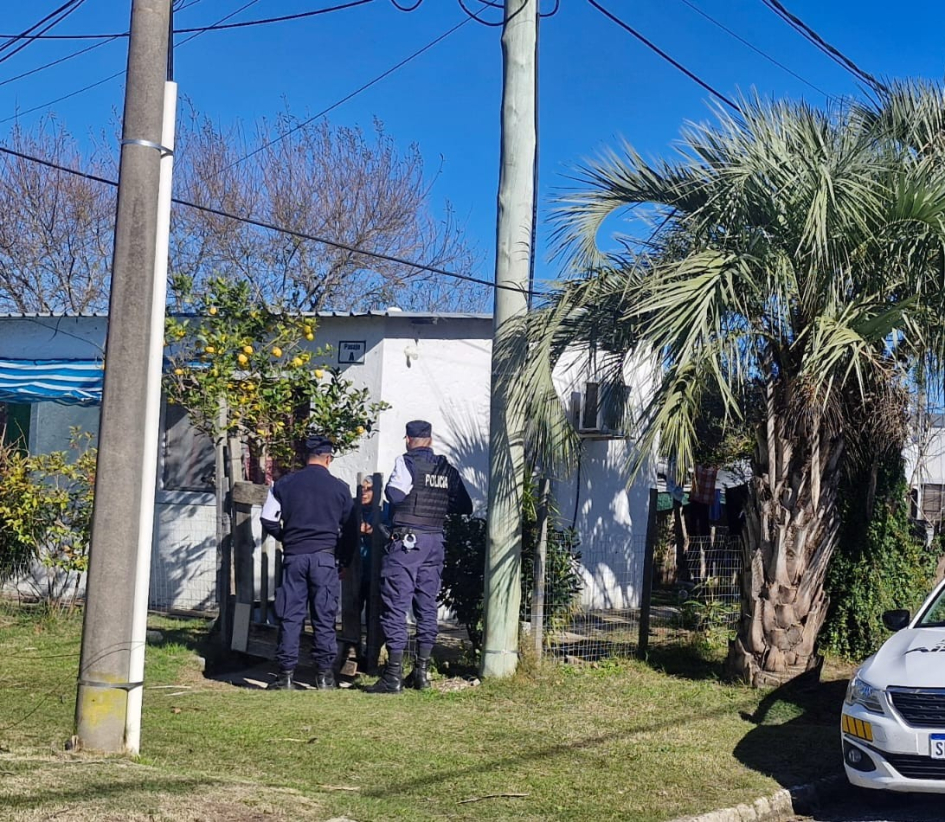 Policías charlando con vecina