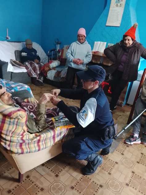 Policía charlando con vecino Policía charlando con vecino