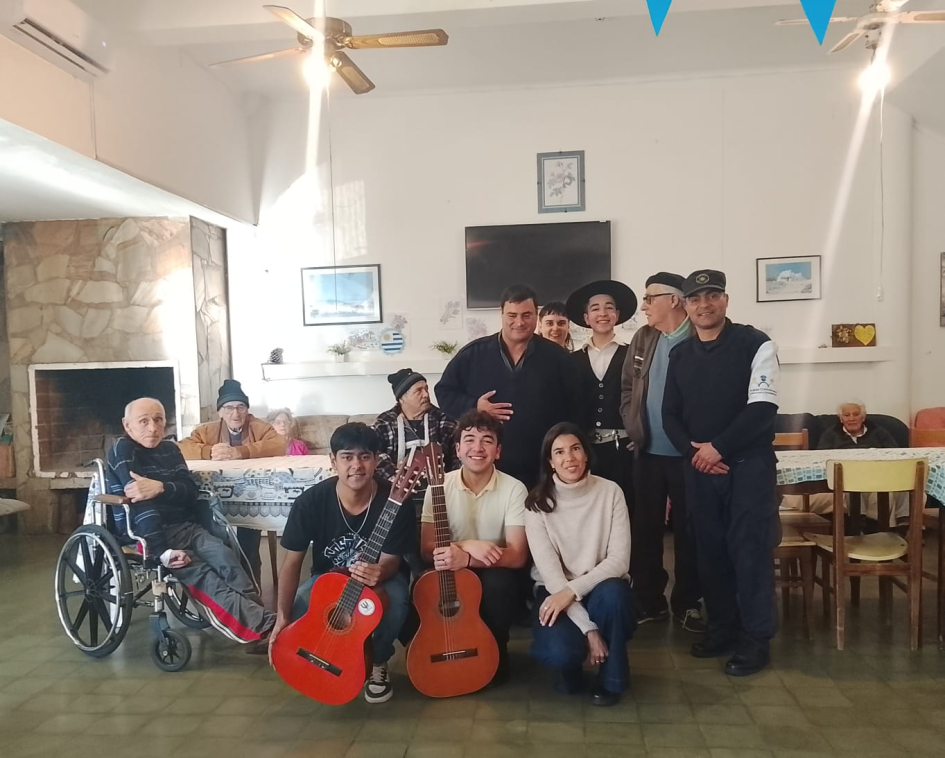 Integrantes del hogar junto a Policías 