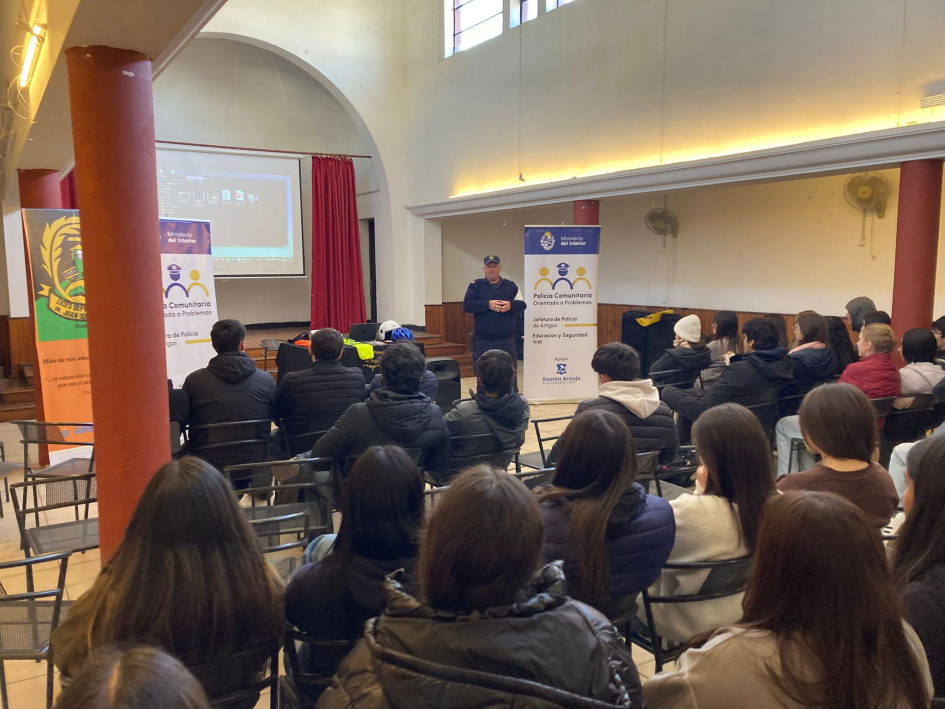 Alumnos y Policía de Pcop dando el taller